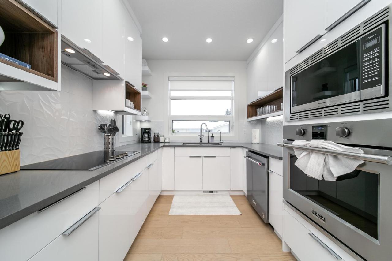 Bright Modern Home - King Bed - Free Parking - Fireplace - Fast Wi-Fi - Free Netflix Έντμοντον Εξωτερικό φωτογραφία