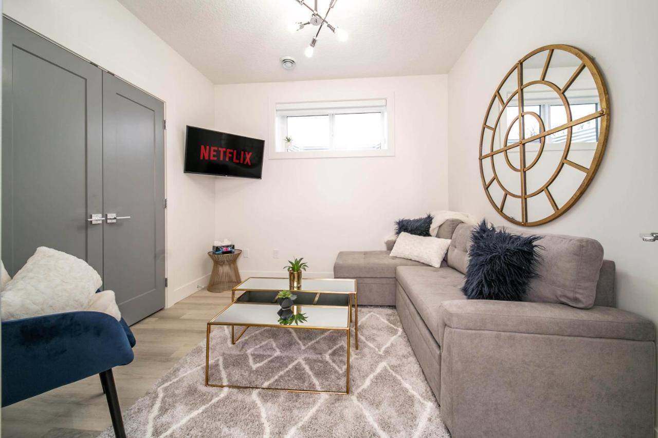 Bright Modern Home - King Bed - Free Parking - Fireplace - Fast Wi-Fi - Free Netflix Έντμοντον Εξωτερικό φωτογραφία