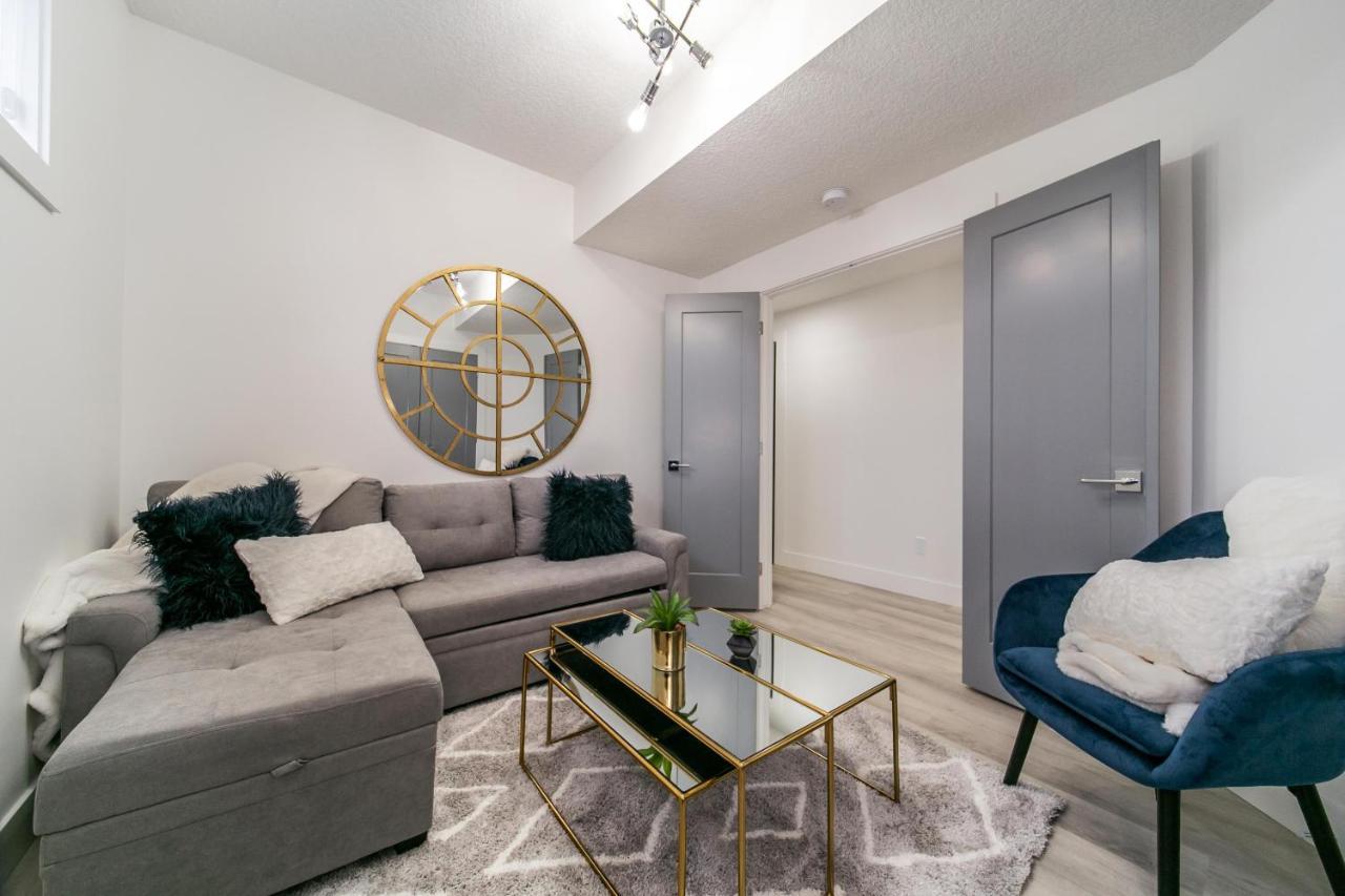 Bright Modern Home - King Bed - Free Parking - Fireplace - Fast Wi-Fi - Free Netflix Έντμοντον Εξωτερικό φωτογραφία