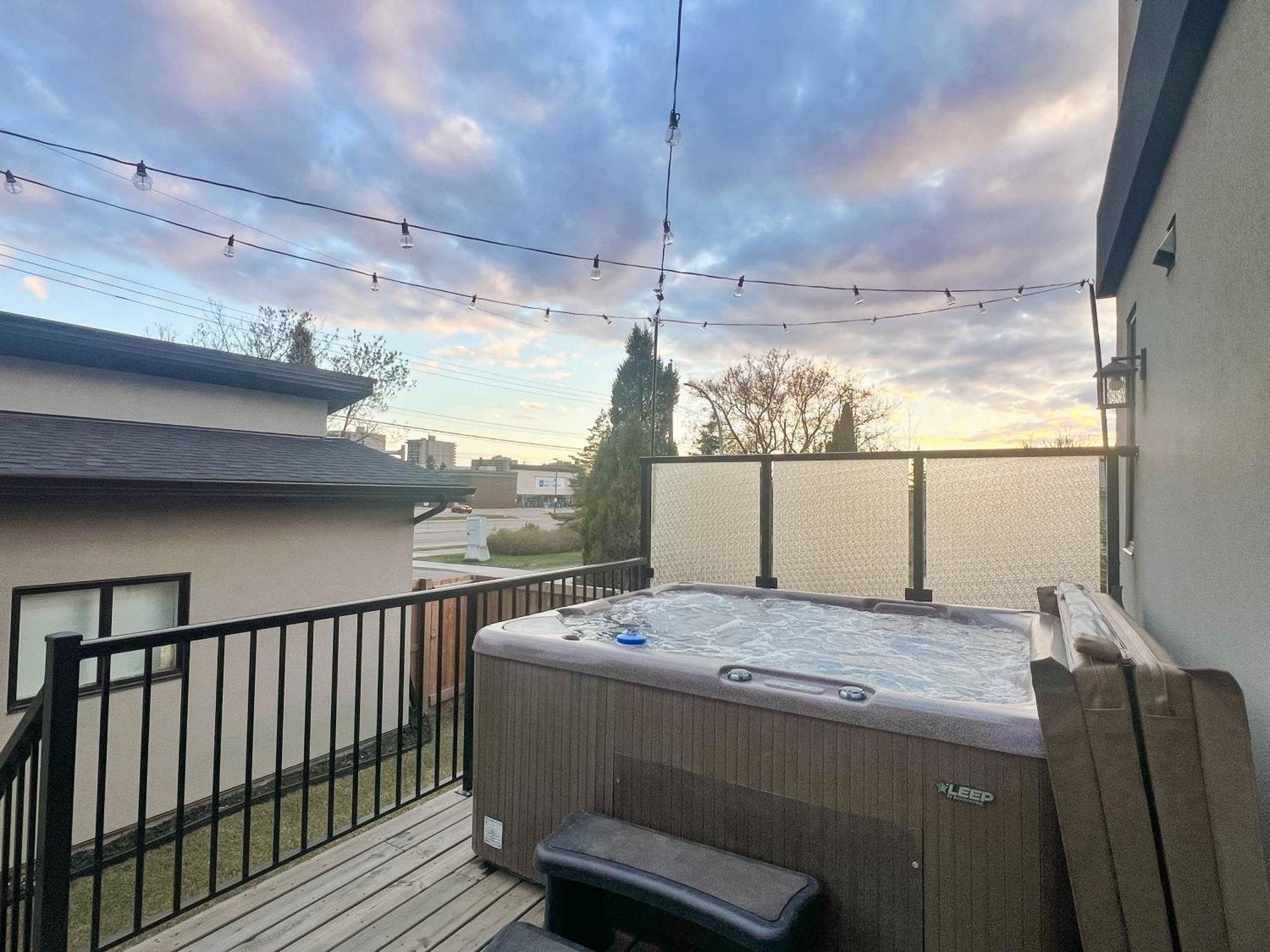 Bright Modern Home - King Bed - Free Parking - Fireplace - Fast Wi-Fi - Free Netflix Έντμοντον Εξωτερικό φωτογραφία